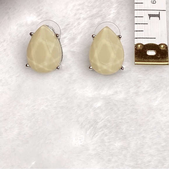 Tear Drop Style Faceted Stud Costume Earrings Cream Toned w/ Silver Metal - Picture 4 of 6